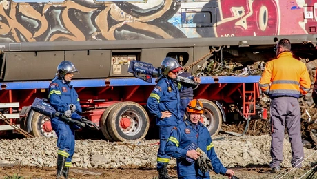 Πυροσβέστες στα Τέμπη