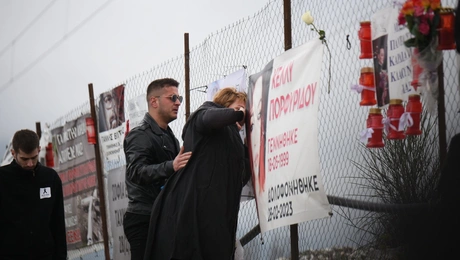 Σε βαθιά οδύνη το ετήσιο μνημόσυνο για τους 57 νεκρούς στα Τέμπη