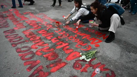 Φοιτητές γράφουν τα ονόματα των νεκρών από τα Τέμπη