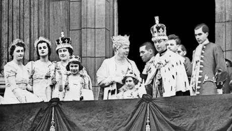 Η βασιλική οικογένεια της Μεγάλης Βρετανίας ποζάρει στο μπαλκόνι του παλατιού του Μπάκιγχαμ τον Δεκέμβριο του 1945