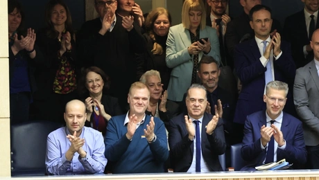 Αντιδράσεις στα θεωρεία της Βουλής κατά την ψήφιση του νομοσχεδίου για τον γάμο ομόφυλων ζευγαριών