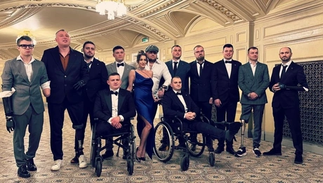 Ουκρανή πορνοστάρ φωτογραφήθηκε με βετεράνους του πολέμου για την αποκατάστασή τους