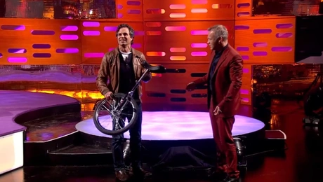 Ο Μαρκ Ραφάλο κάνει μονόκυκλο σε τηλεοπτική εκπομπή