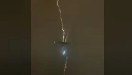 Κεραυνός χτυπάει αεροπλάνο