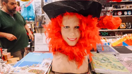 Ομοίωμα με περούκα στο κατάστημα.