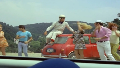 Απόσπασμα ταινίας με το κόκκινο mini cooper του Φαίδωνα Γεωργίτση