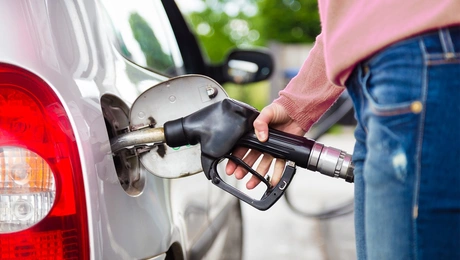 Γυναίκα βάζει βενζίνη