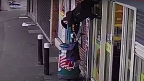 Η στιγμή που η ηλικιωμένη παρασύρεται από τα ρολά