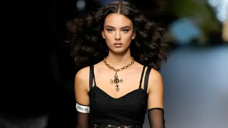 Η Ντέβα Κασέλ σε πασαρέλα του οίκου Dolce & Gabbana