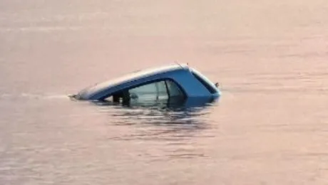Αυτοκίνητο στη Χίο κατέληξε στη θάλασσα