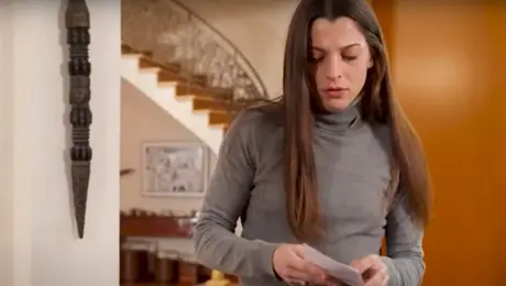 Η Γη της Ελιάς - Η Ισμήνη σε σκηνή της σειράς