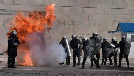 Μολότοφ έξω από τη Βουλή