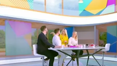 Η Μαρία Μπακοδήμου με τους συνεργάτες της στην εκπομπή «Γεια σου»