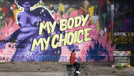 Φεμινιστικό σύνθημα σε τοίχο