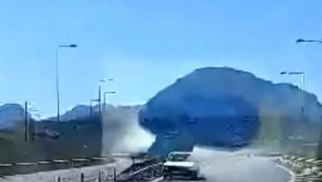 Η στιγμή που ο οδηγός του αγροτικού περνά ανάποδα στο ρεύμα