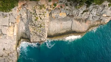 Η απόκρημνη παραλία