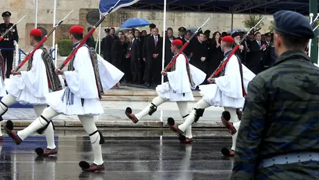 Παρέλαση για την 25η Μαρτίου υπό βροχή