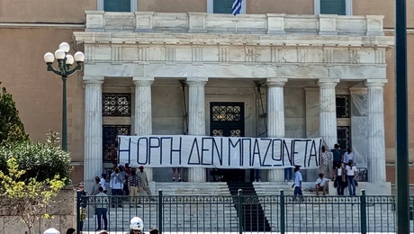 Παρέμβαση Ρουβίκωνα στη Βουλή
