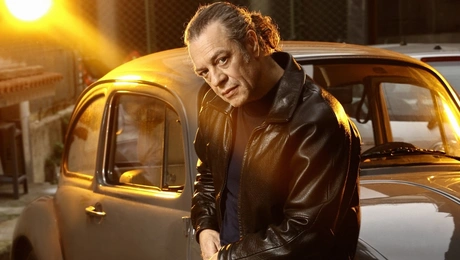 Ο Γιάννης Τσορτέκης στη σειρά του Alpha «Ο Σκαραβαίος»