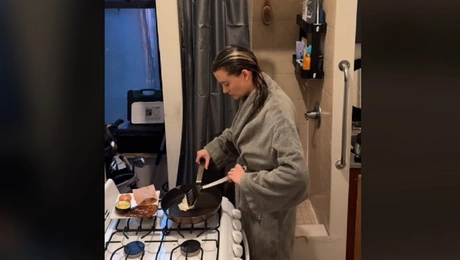 Η Άλι κάνει ντους και μαγειρεύει ταυτόχρονα