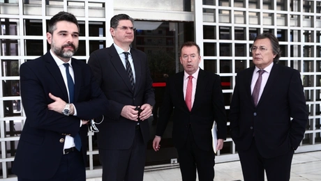 Αντιπροσωπεία του ΣΥΡΙΖΑ παρέδωσε στον Άρειο Πάγο το πόρισμα για τα Τέμπη