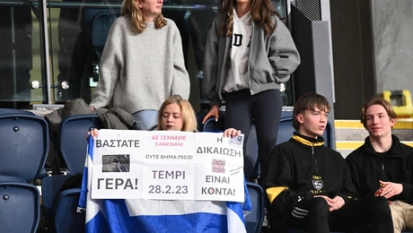 Ελληνίδα θεατής κρατά πλακάτ για την τραγωδία των Τεμπών στο Παγκόσμιο Πρωτάθλημα Κλειστού Στίβου