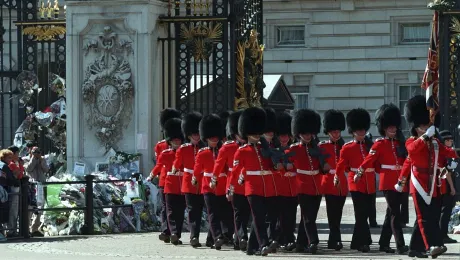 Βρετανοί φρουροί βγαίνουν από το Μπάκιγχαμ