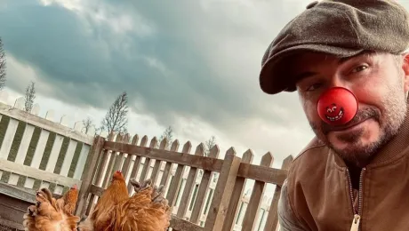 Ο Ντέιβιντ Μπέκαμ ποζάρει με κόκκινη μύτη δίπλα στις κότες του