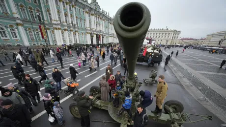 Έκθεση στρατιωτικού εξοπλισμού σε πλατεία της Αγίας Πετρούπολης, Ρωσία