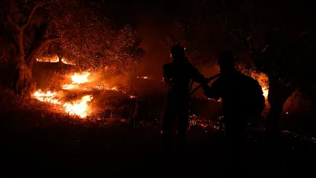 Πυροσβέστες σβήνουν φωτιά