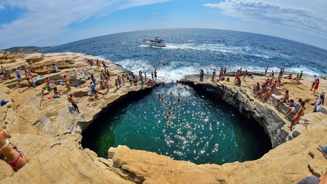 Φυσική πισίνα