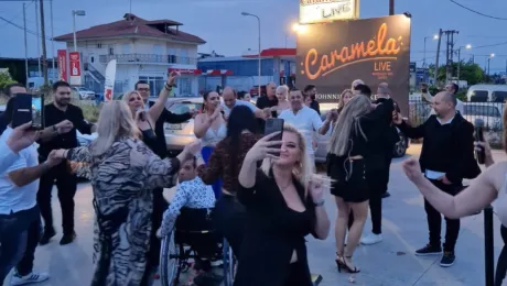 Κόσμος χορεύει έξω από κέντρο διασκέδασης στη Λάρισα