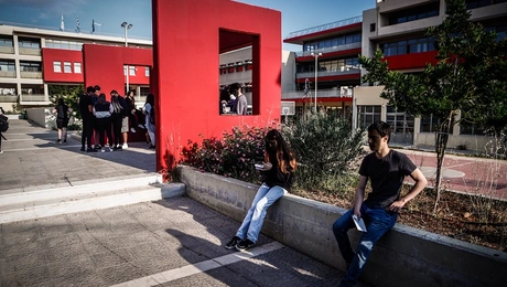 Μαθητές σε σχολείο πριν τις Πανελλήνιες