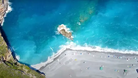 Η παραλία που θυμίζει τη γαλάζια λίμνη