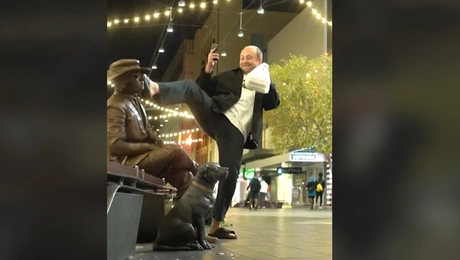 TikToker στην Αυστραλία τρώει κλωτσιά