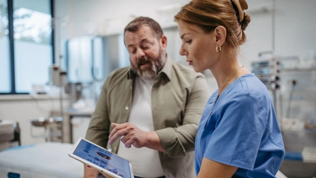 Ασθενής συζητά με τη γιατρό του