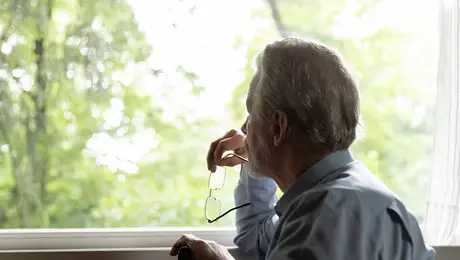 Άντρας κοιτά έξω από το παράθυρο