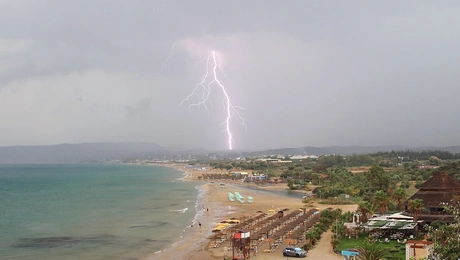 Κεραυνός σε παραλία 