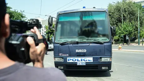 Η μεταφορά του δημοσιογράφου της ΕΡΤ στην Ευελπίδων