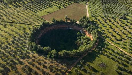 Ο φυσικός «κρατήρας» όπου χτίστηκε η εκκλησία