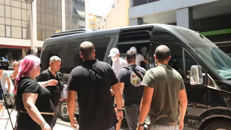 Οι 13 της θαλαμηγού στην Ύδρα