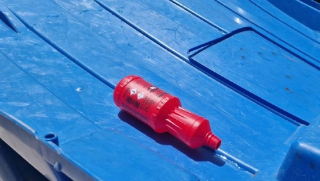 Το μπουκάλι με διάλυμα οξέος