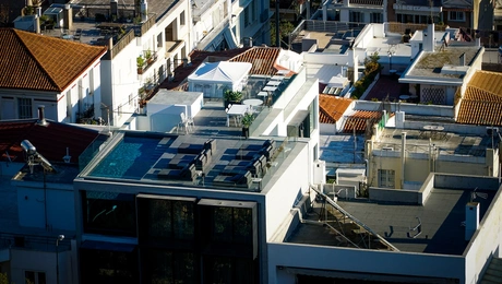 Πισίνες σε ταράτσες στην Αθήνα