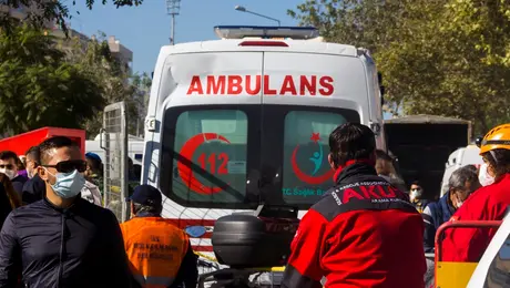 Ασθενοφόρο στη Σμύρνη