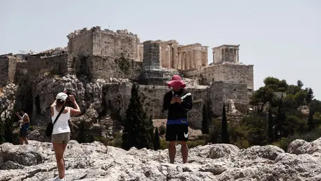 Τουρίστες στην Ακρόπολη εν μέσω καύσωνα