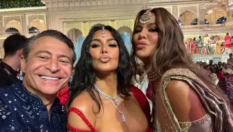 Ο Πητερ Διαμαντης με τις αδερφές Καρντάσιαν στον γαμο του Αμπανι