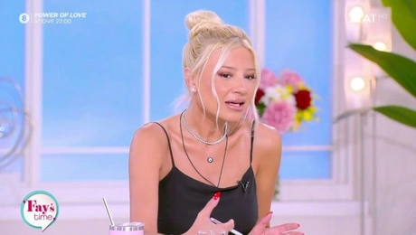 Η Φαίη Σκορδά στο πλατό της εκπομπής της «Fay's Time»