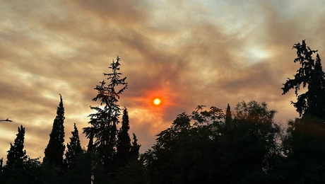 Ο αττικός ουρανός από τη φωτιά στην Εύβοια