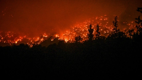 Φωτια ελλαδα νυχτα