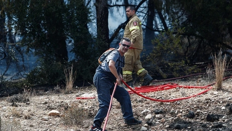 Πυροσβέστες σε φωτιά
